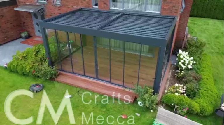 Bioklimatine-pergola-su-slankiojanciomis-lamelemis-ir-beremiu-istiklinimu-CraftsMecca