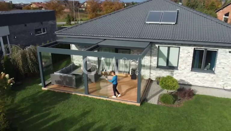 Bioklimatine-pergola-su-slankiojanciomis-lamelemis-ir-beremiu-s100-istiklinimu-CraftsMecca